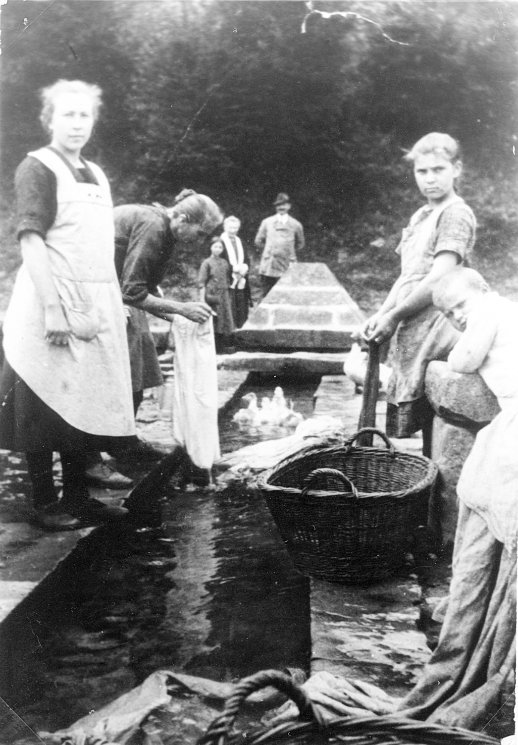 Waschtag am Brunnen 1926